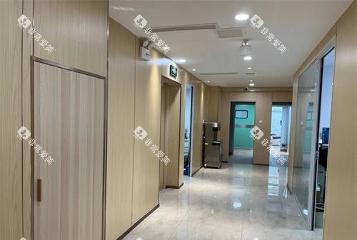 威海华怡口腔韩乐坊门诊部走廊 威海华怡口腔韩乐坊门诊部走廊