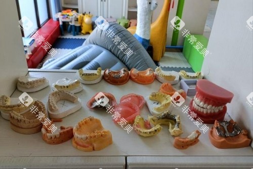 长春爱馨口腔假牙展示台 长春爱馨口腔假牙展示台