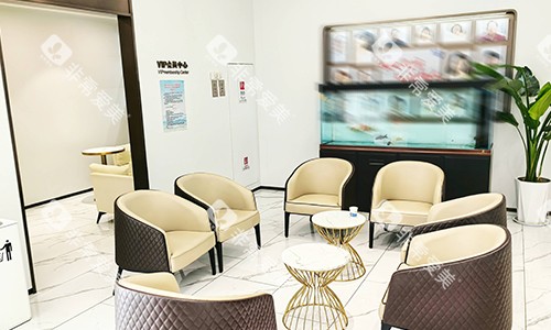 西安美恒口腔海博广场店候诊区