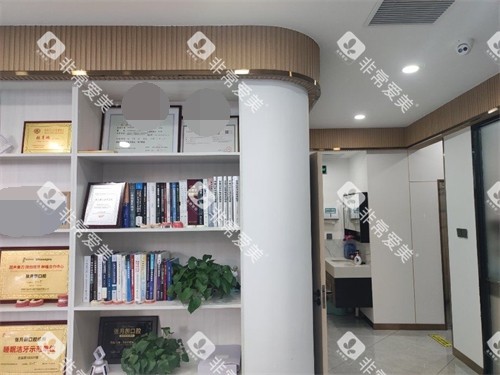 牡丹江张月鹏口腔展示柜
