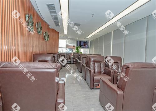 深圳爱康健口腔沙发区