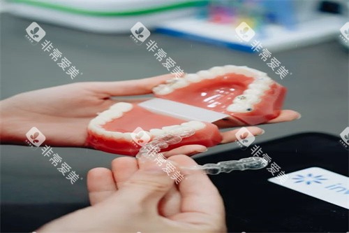 牙齿矫正宣传图