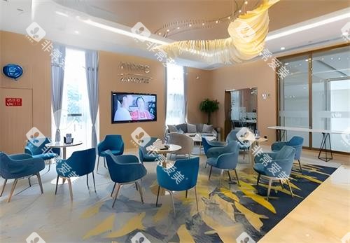 西安弗莱堡口腔候诊区 西安弗莱堡口腔候诊区