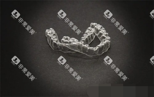 牙齿矫正透明保持器实物图