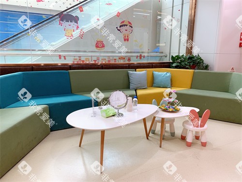 云南昆明松鼠口腔医院休息候诊区环境