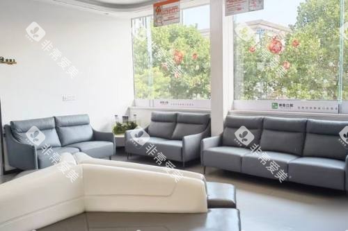 青岛博霖口腔门诊部候诊区 青岛博霖口腔门诊部候诊区