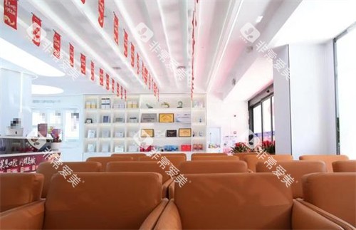 青岛莱恩口腔候诊区环境图