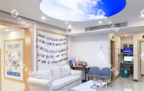 成都武侯百合口腔医院一楼候诊区