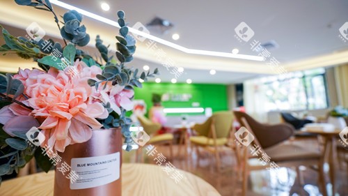 中山松鼠口腔石岐店候诊区