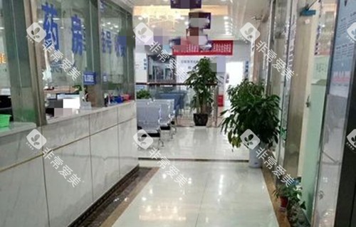 巴中华医口腔取药处外部过道环境