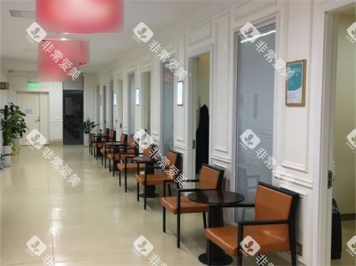 西安团圆口腔医院诊疗室门口休息沙发