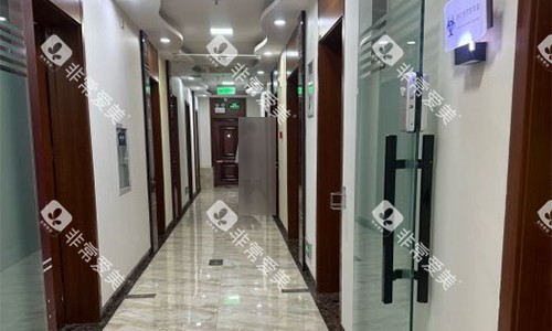 北京冠美口腔走廊展示图