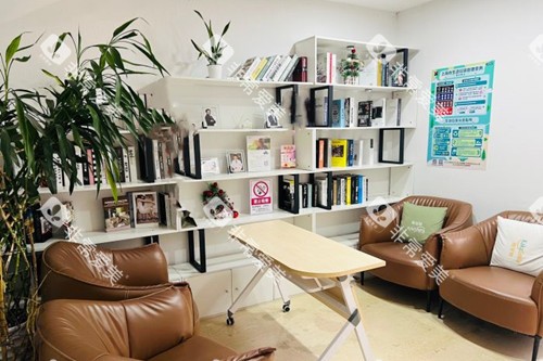 上海松丰齿科内部等候区一角环境