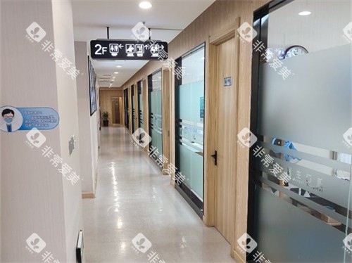 大连齿医生口腔门诊部走廊环境图
