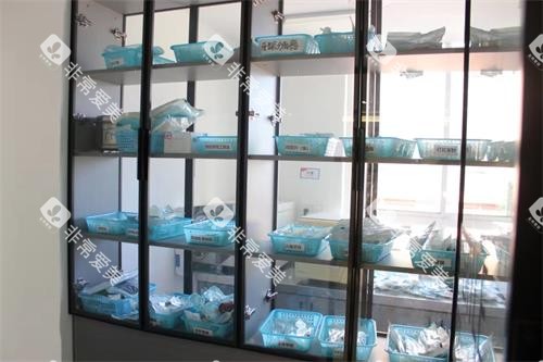 云南曲靖众康口腔展示墙