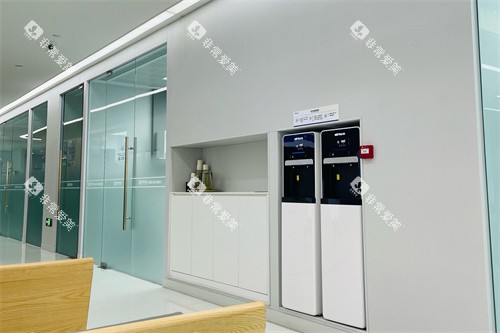 成都西 南口腔医院休息区一侧环境