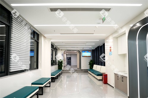 重庆团圆口腔红土地院走廊环境