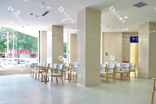 赤峰团圆口腔一楼候诊区 赤峰团圆口腔一楼候诊区