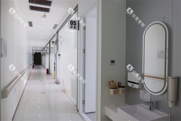 北京禾禾口腔(怡和门诊)走廊展示 北京禾禾口腔(怡和门诊)走廊展示