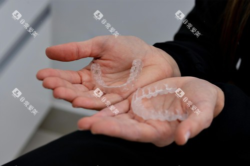 隐形牙套图片 隐形牙套图片