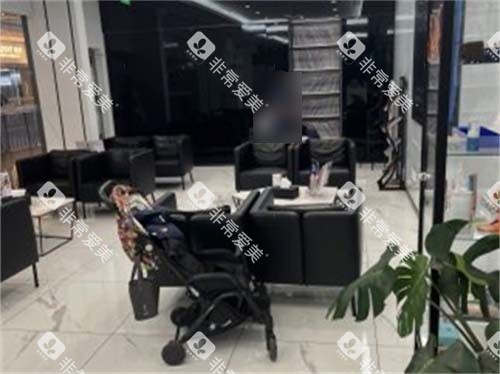 沈阳马泷齿科铁西店（星摩尔诊所）休息候诊区