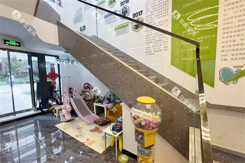 大连极植口腔楼梯