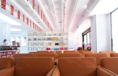 青岛莱恩口腔候诊区环境图