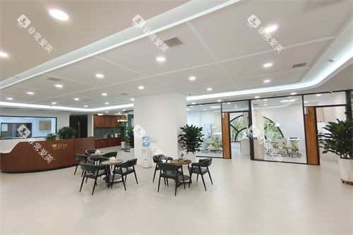 大连雅馨口腔医院大厅导诊台及休息区 大连雅馨口腔医院大厅导诊台及休息区