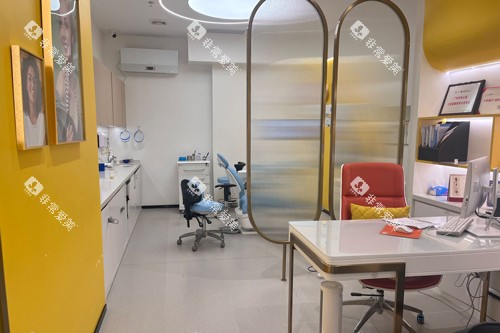 广州德伦口腔海珠总院治疗室图