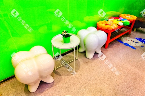 银川和仁堂口腔牙齿的卡通板凳