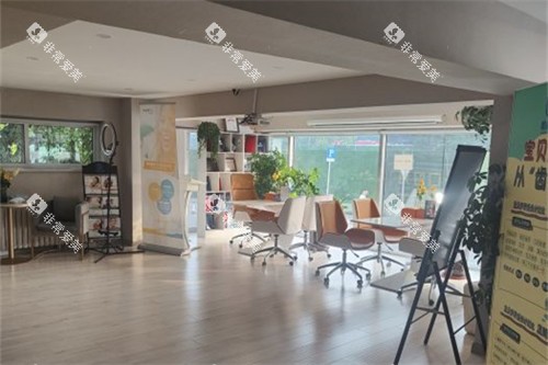 大连唯格口腔门诊桃源店候诊区 大连唯格口腔门诊桃源店候诊区