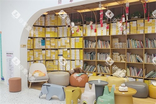 重庆多乐儿童口腔万象门诊阅读区