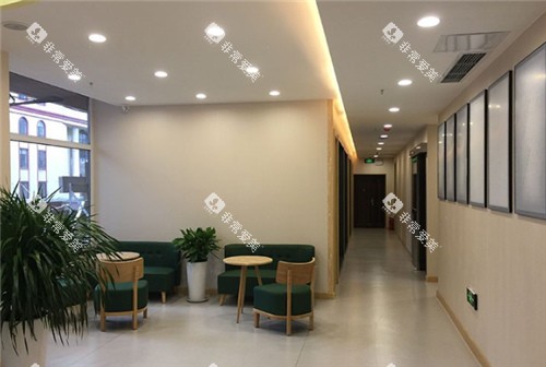 大连齿医生口腔等候区一角