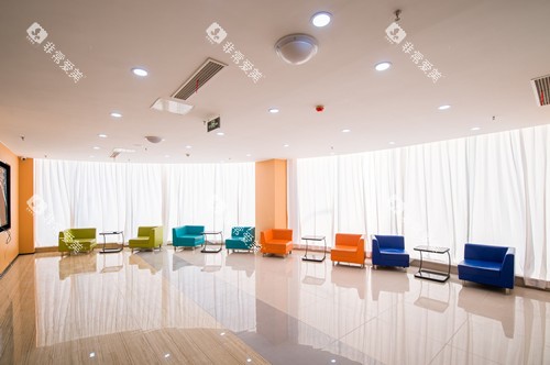 潍坊中牙口腔候诊区环境 潍坊中牙口腔候诊区环境
