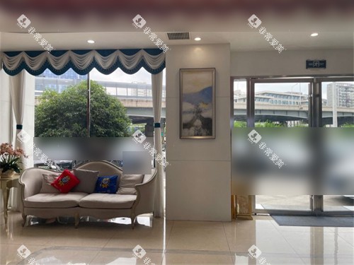 长沙美奥口腔医院湘府店门口休息区