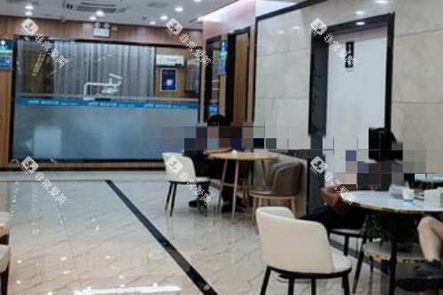 深圳格伦菲尔口腔诊疗区门口休息候诊区