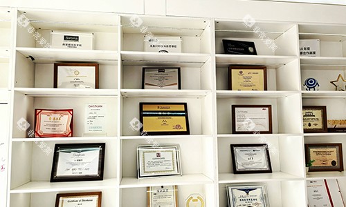 西安美恒口腔海博广场店荣誉墙 西安美恒口腔海博广场店荣誉墙