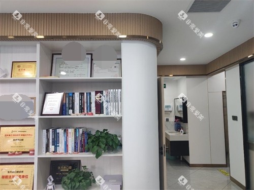 牡丹江张月鹏口腔展示柜