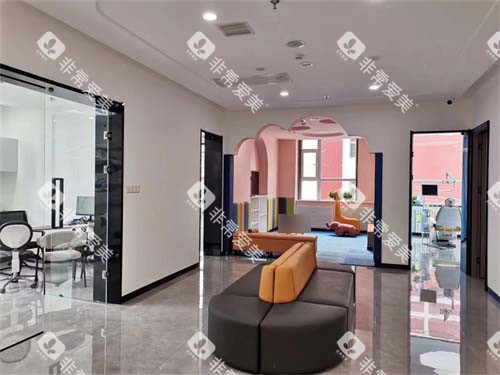 太原易看牙口腔门诊部休息候诊区 太原易看牙口腔门诊部休息候诊区