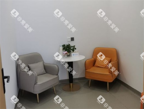 西宁非凡口腔医院等待区 西宁非凡口腔医院等待区