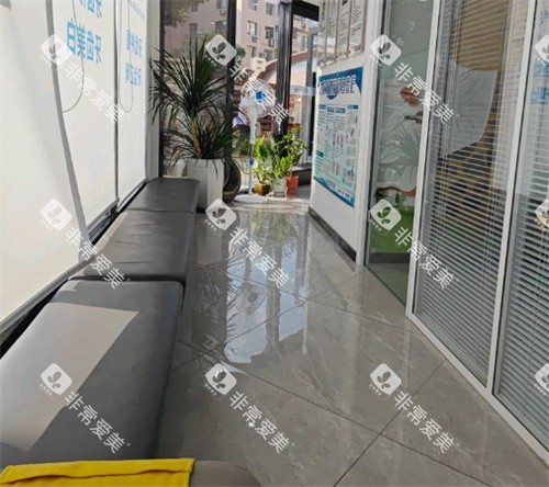 锦州天兴口腔走廊等待区