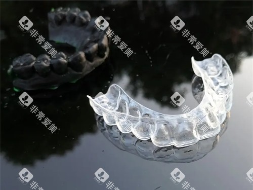 牙齿矫正透明保持器实物展示图