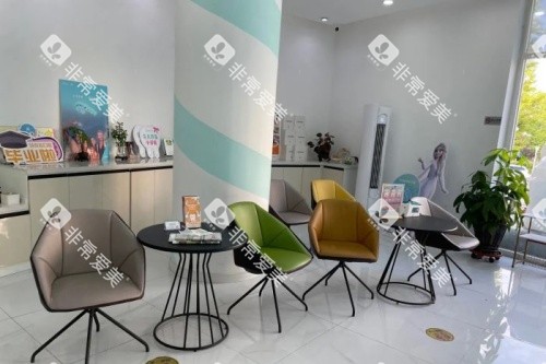 大连牙克拉口腔候诊区域