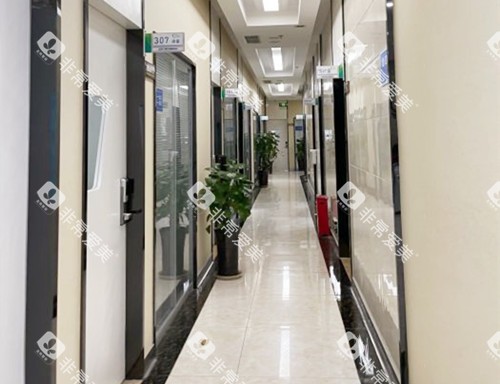 成都安玉牙种植医院走廊