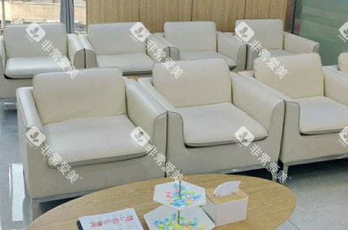 重庆德贝口腔看牙等候区