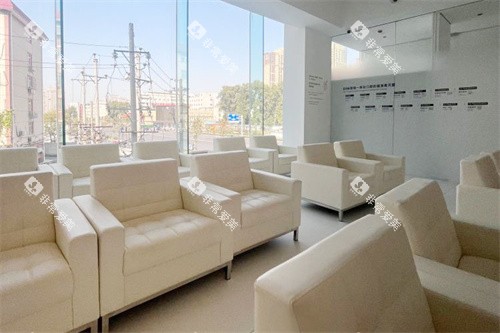 郑州白皮书口腔医院二楼等候区