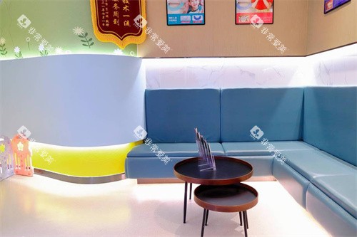 柳州中瑞口腔儿牙诊区等候区