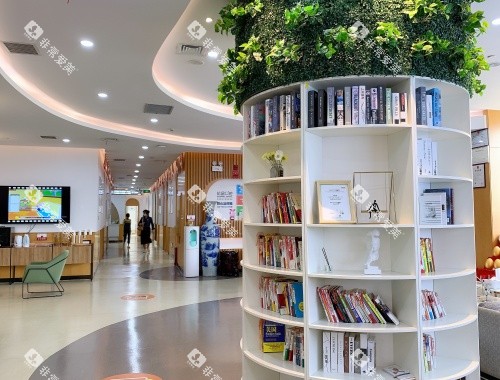 昆明松鼠口腔大厅休息区内部