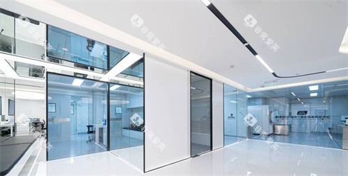 成都布莱梅口腔电梯口