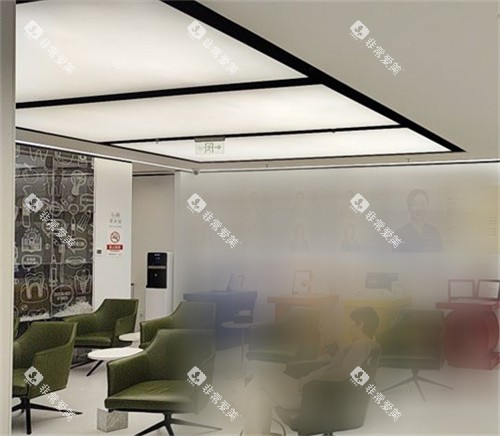 北京维乐口腔丰台店等待区及医生展示